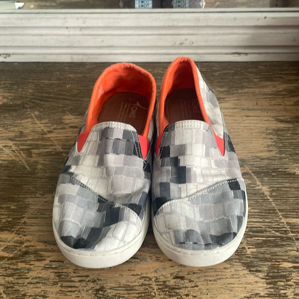 Adorable Tom’s shoes size 5Y or 6-6.5 women’s
